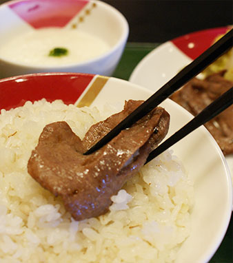牛たんと麦飯